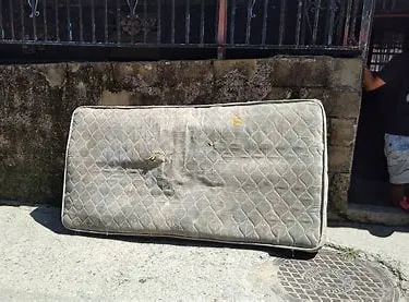 colchon con dolares debajo