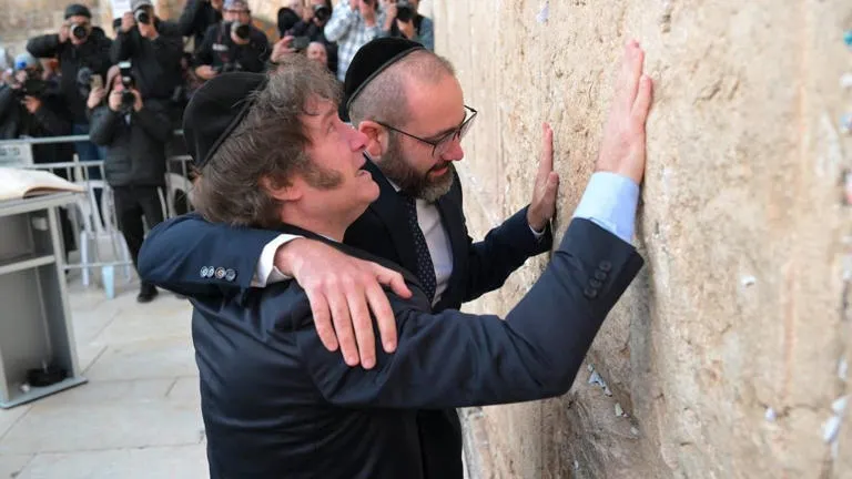 milei en el muro de los lamentos