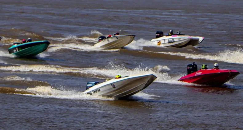 lanchas en el lago