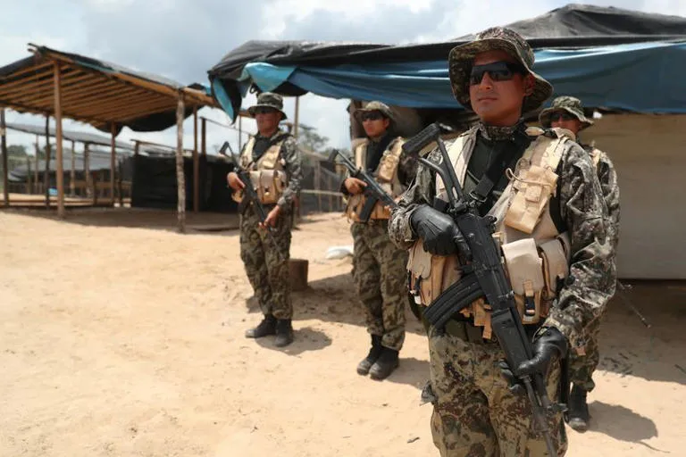 militares peruanos vigilan campamento de mineros