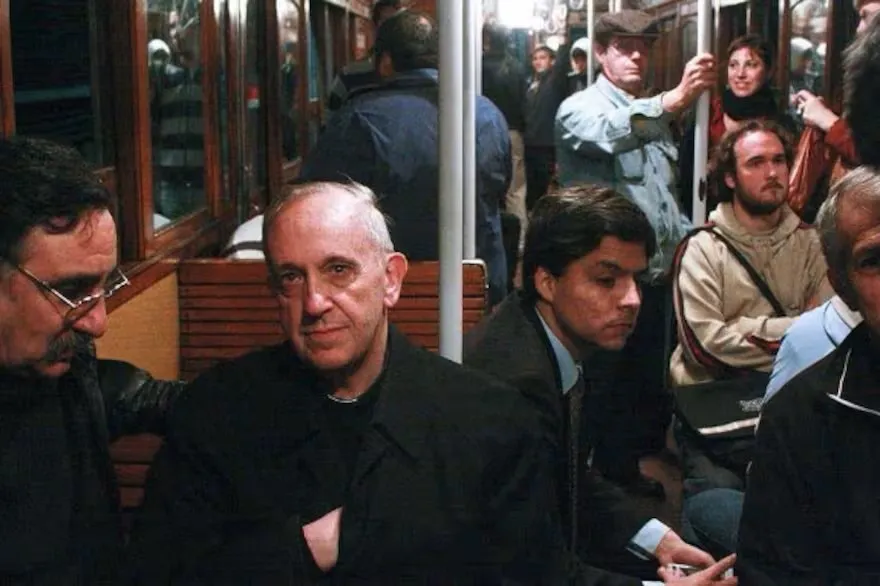 bergoglio-en--subte-cuando-era-arzobispo de Bs As controlado por jesu