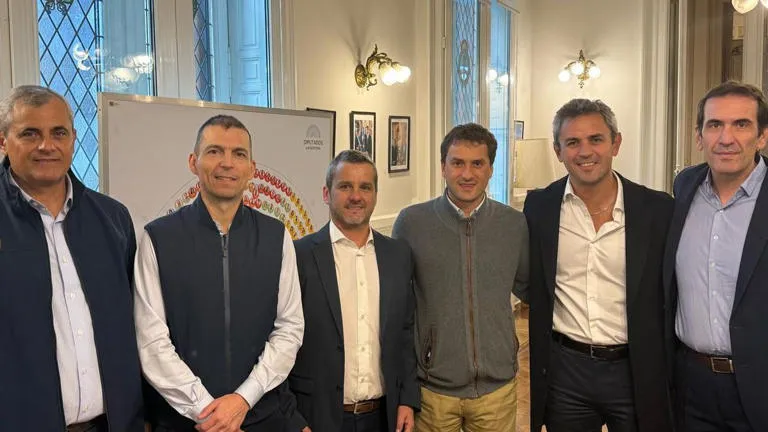 Pablo Cervi, Francisco Monti, Marinao Campero, Luis Picat y Federico Tournier, junto a Martin Menem