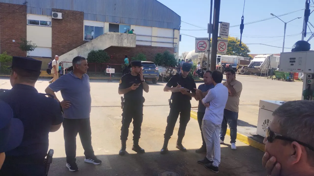 policia controla empleado