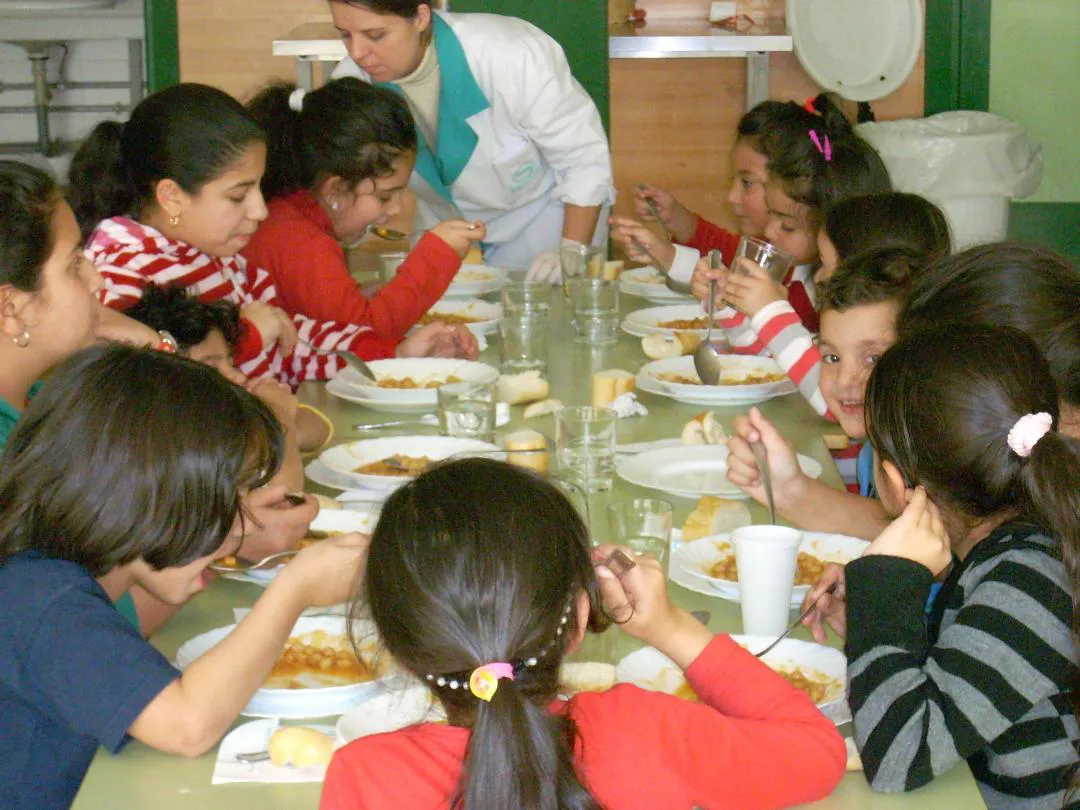 niños comiendo